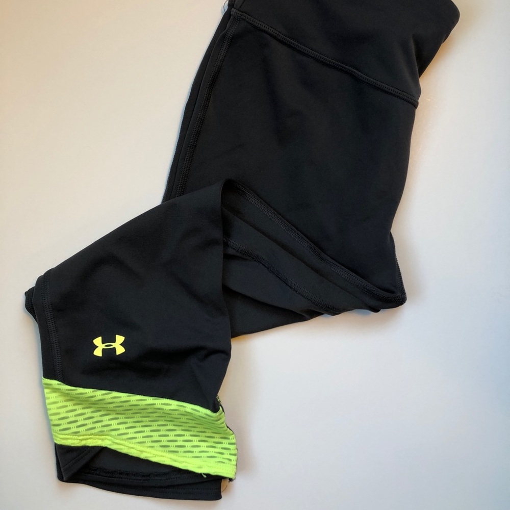 Under Armour  black Capri leggings.